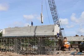 Thi công cầu Mỹ Thuận 2 tại Tiền Giang, hồi tháng 8/2021. (Ảnh: Hữu Chí/TTXVN)