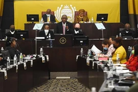 Tổng thống Nam Phi Cyril Ramaphosa (giữa) phát biểu tại phiên họp Quốc hội và Hội đồng Quốc gia các Tỉnh (Thượng viện) ở Cape Town, ngày 26/4/2022. Ảnh: THX/TTXVN