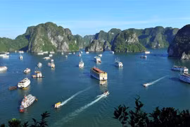 Du thuyền trên Vịnh Hạ Long (Quảng Ninh). (Ảnh: Minh Đức/TTXVN)