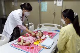 Bé N.N.M được theo dõi, chăm sóc đặc biệt tại Khoa nội Bệnh viện Sản-Nhi Cà Mau ngày 8/4/2022. (Ảnh: Kim Há/TTXVN)