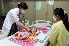 Bé N.N.M được theo dõi, chăm sóc đặc biệt tại Khoa nội Bệnh viện Sản-Nhi Cà Mau ngày 8/4/2022. (Ảnh: Kim Há/TTXVN)