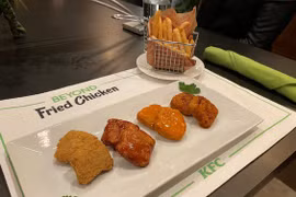 Một đĩa "gà rán" của Beyond với nước sốt của KFC được phục vụ ở Chicago (Mỹ), ngày 28/1/2020. (Nguồn: o.canada.com)