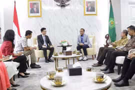 Đoàn đại biểu Ban Tôn giáo Chính phủ do Phó trưởng ban Nguyễn Tiến Trọng (thứ tư, trái) làm Trưởng đoàn làm việc với Đoàn đại biểu Bộ Tôn giáo Indonesia. (Ảnh: Hữu Chiến/TTXVN)