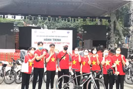 Du khách tham gia tour xe đạp Hành trình "Dấu chân làng cổ Bát Tràng" - sản phẩm du lịch được kỳ vọng sẽ hấp dẫn du khách, đặc biệt là khách tham dự SEA Games 31 khi đến Hà Nội. (Ảnh: TTXVN phát)