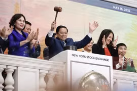 Thủ tướng Phạm Minh Chính bấm nút rung chuông và gõ búa kết thúc phiên giao dịch. Ảnh: Dương Giang-TTXVN