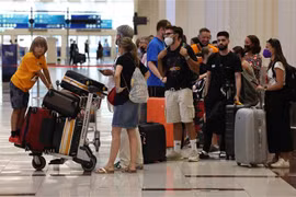 Hành khách tại sân bay quốc tế Dubai (UAE), ngày 16/8/2022. (Ảnh: AFP/TTXVN)