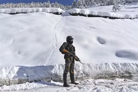 Binh sỹ Ấn Độ gác gần khu vực Ladakh, ngày 28/2/2021. (Ảnh: AFP/TTXVN)