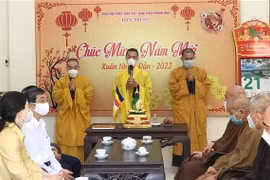 Ba chư Tăng ra trụ trì các chùa tại huyện đảo Trường Sa. (Ảnh: TTXVN)
