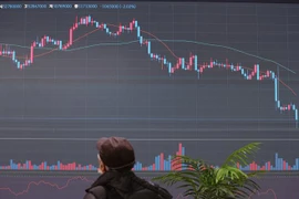 Biểu đồ giá trị đồng tiền điện tử Bitcoin tại một sàn giao dịch ở Seoul (Hàn Quốc), ngày 7/1/2022. (Ảnh: Yonhap/TTXVN)