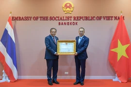 Đại sứ Việt Nam tại Thái Lan Phan Chí Thành (bên phải) trao tặng giấy khen cho ông Adisak Thepart (bên trái), nguyên Tỉnh trưởng tỉnh Nakhon Phanom. (Ảnh: Huy Tiến/PV TTXVN tại Thái Lan)