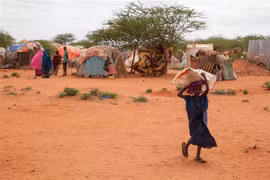 Người dân sơ tán tránh hạn hán tại trại tạm ở Werder (Ethiopia). (Ảnh: AFP/TTXVN)