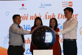 Các đại biểu thực hiện nghi thức khai trương. (Ảnh: Thanh Vũ/TTXVN)