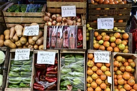 Rau củ được bày bán tại khu chợ ở Tigre, Buenos Aires (Argentina). (Ảnh: AFP/TTXVN)