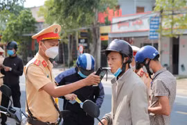 Lực lượng Cảnh sát giao thông Công an huyện Phú Thiện (Gia Lai) thực hiện kiểm tra nồng độ cồn vào giờ cao điểm. (Ảnh: Quang Thái/TTXVN)