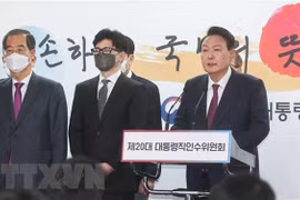 Tổng thống đắc cử Hàn Quốc Yoon Suk-yeol (phải) đề cử ông Han Dong-hoon (giữa) làm Bộ trưởng Tư pháp tại cuộc họp báo ở Seoul ngày 13/4. (Ảnh: Yonhap/TTXVN)