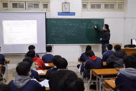 Học sinh lớp 12, trường THPT Trần Phú trở lại trường học trực tiếp từ ngày 17/1/2022. (Ảnh: Thanh Tùng/TTXVN)