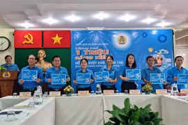 Lãnh đạo Liên đoàn Lao động các tỉnh phía Nam đăng ký hưởng ứng thi đua cao điểm thực hiện chương trình "1 triệu sáng kiến." (Ảnh: Thanh Vũ/TTXVN)