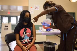 Tiêm vaccine phòng COVID-19 cho người dân tại California (Mỹ). (Ảnh: AFP/TTXVN)