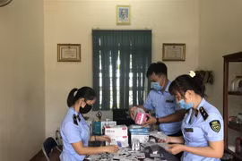 Cục Quản lý thị trường tỉnh Gia Lai tịch thu 100 bộ xét nghiệm nhanh COVID-19 không có hóa đơn, chứng từ tại thành phố Pleiku, hồi tháng 9/2021. (Ảnh: TTXVN)