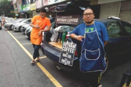 Anh Radius Khor (trái) và Sek Kee - hai người đồng sáng lập Kee Nguyen, những ngày đầu khởi nghiệp càphê Việt. (Ảnh: Hằng Linh/Vietnam+)