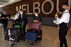 Hành khách tại sân bay quốc tế Melbourne (Australia) ngày 21/2/2022. (Ảnh: AFP/TTXVN)