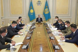 Tổng thống Kazakhstan Kassym-Jomart Tokayev (giữa) chủ trì một cuộc họp tại Alamaty, ngày 7/1/2022. (Ảnh: AFP/TTXVN)