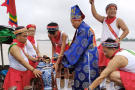 Nghi lễ rước nước đình Chèm ven sông Hồng. (Ảnh: TTXVN phát)