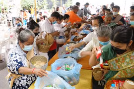 Một nghi lễ trong Đại lễ Phật Đản Phật lịch 2566-Dương lịch 2022, được tổ chức tại chùa Phật tích thủ đô Vientiane (Lào) ngày 15/5 vừa qua. (Ảnh: Phạm Kiên/TTXVN)