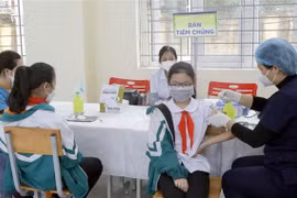Tiêm vaccine phòng COVID-19 cho trẻ từ 5 đến dưới 12 tuổi. (Ảnh: Đồng Thúy/TTXVN)