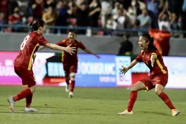 Trần Thị Thùy Trang (số 8) và đội trưởng Huỳnh Như (số 9) ăn mừng bàn thắng nâng tỷ số lên 2-1, trong trận đấu gặp đội tuyển nữ Philippines. (Ảnh: Hoàng Linh/TTXVN)