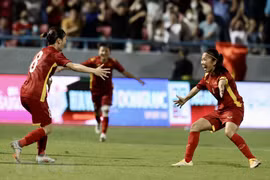 Trần Thị Thùy Trang (số 8) và đội trưởng Huỳnh Như (số 9) ăn mừng bàn thắng nâng tỷ số lên 2-1, trong trận đấu gặp đội tuyển nữ Philippines. (Ảnh: Hoàng Linh/TTXVN)