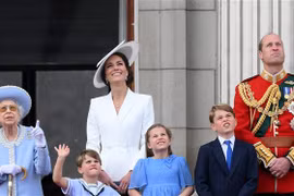 Nữ hoàng Anh Elizabeth II vẫy chào đoàn diễu hành của quân đội Hoàng gia trong đại lễ Bạch Kim kỷ niệm 70 năm trị vì, từ ban công Điện Buckingham ở London, ngày 2/6/2022. (Ảnh: AFP/TTXVN)
