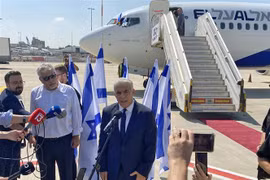 Thủ tướng Israel Yair Lapid trả lời phỏng vấn báo giới trước khi khởi hành tới Pháp, tại sân bay Ben Gurion, ngày 5/7/2022. (Ảnh: AFP/TTXVN)