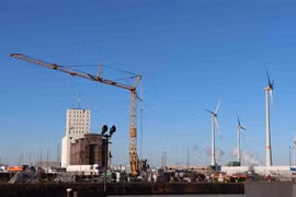 Hệ thống điện gió tại cảng Antwerp (Bỉ). (Ảnh: Hương Giang/TTXVN)