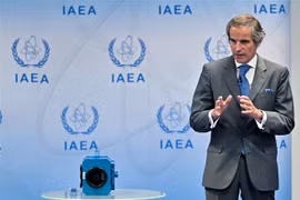 Tổng Giám đốc Cơ quan Năng lượng Nguyên tử Quốc tế (IAEA), ông Rafael Grossi, trong cuộc họp báo về việc Iran dỡ bỏ camerra giám sát (trái) tại các cơ sở hạt nhân, tại Vienna (Áo), ngày 9/6/2022. (Ảnh: AFP/TTXVN)