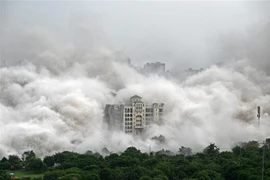 Đám mây bụi bốc lên sau vụ phá dỡ "tháp đôi" cao 100m ở Noida, ngoại ô New Delhi, Ấn Độ, ngày 28/8/2022. Ảnh: AFP/ TTXVN