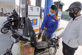 Đổ xăng tại một cửa hàng bán lẻ xăng dầu của Petrolimex. (Ảnh: Trần Việt/TTXVN)