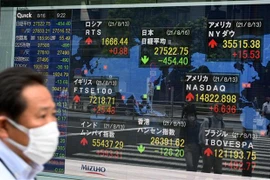 Bảng chỉ số chứng khoán tại Sàn giao dịch chứng khoán Tokyo (Nhật Bản). (Ảnh: AFP/ TTXVN)