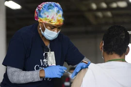 Tiêm chủng vaccine ngừa COVID-19 tại Gardena, California (Mỹ), ngày 17/4/2021. (Ảnh: AFP/TTXVN)