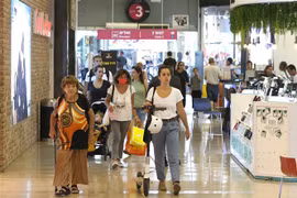 Israel đã bãi bỏ cảnh báo đi lại tới các nước khi biến thể Omicron được đánh giá là ít nghiêm trọng. (Ảnh: AFP/TTXVN)