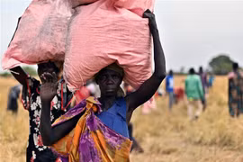 Người dân nhận lương thực cứu trợ tại Ayod (Nam Sudan), ngày 6/2/2020. (Ảnh: AFP/TTXVN)