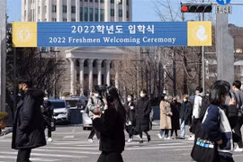 Sinh viên Trường đại học Hankuk trở lại học trực tiếp tại Seoul (Hàn Quốc), ngày 2/3/2022. (Ảnh: Yonhap/TTXVN)