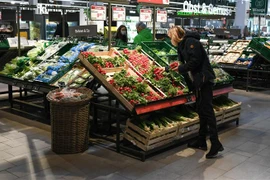 Người tiêu dùng lựa chọn mua hàng tại một siêu thị ở Frankfurt (Đức), ngày 7/4/2022. (Ảnh: THX/TTXVN)