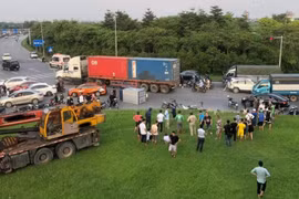 Hà Nội: Xe tải cẩu gây tai nạn liên hoàn khiến hai người thương vong