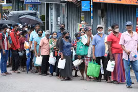 Người dân xếp hàng mua dầu hỏa tại Colombo (Sri Lanka), ngày 17/6/2022. (Ảnh: THX/TTXVN)