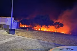 Khói lửa cháy rừng bốc ngùn ngụt tại vùng núi Sierra Bermeja ở tỉnh Malaga (Tây Ban Nha), ngày 9/9/2021. (Ảnh: AFP/TTXVN)