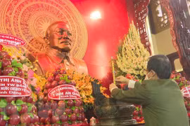 Bí thư Tỉnh ủy An Giang Lê Hồng Quang dâng hương tại đền thờ Chủ tịch Tôn Đức Thắng nhân kỷ niệm 133 năm ngày sinh của Người, ngày 20/8/2021. (Ảnh: Công Mạo/TTXVN)