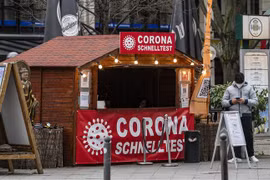 Một điểm xét nghiệm nhanh COVID-19 tại Berlin (Đức), ngày 21/2/2022. (Ảnh: AFP/TTXVN)