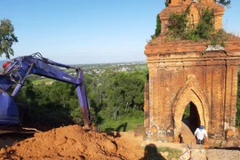 Chủ đầu tư đã cho dừng thi công bằng máy đào và đưa máy đào ra khỏi vị trí thi công. (Nguồn: tuoitre.vn)