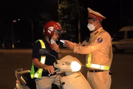 Lực lượng Công an giao thông tỉnh Bắc Ninh dừng xe, kiểm tra nồng độ cồn những người lái xe tại đường Trần Hưng Đạo, phường Đại Phúc, thành phố Bắc Ninh. (Ảnh: Thanh Thương/TTXVN)